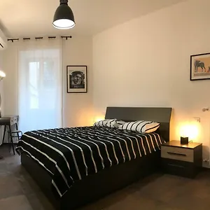 Appartamento In Via Licia, Roma